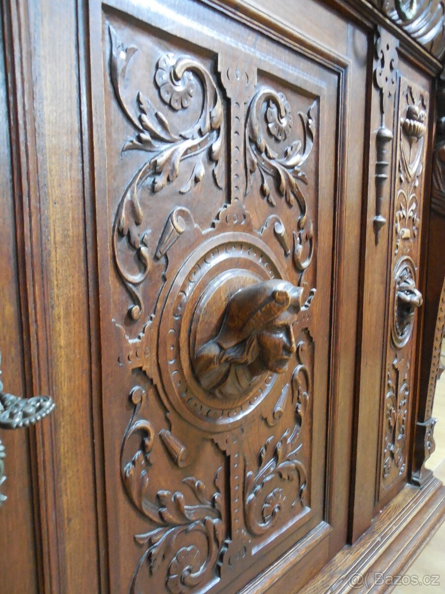 Vyřezávaná skříňka komoda - 4