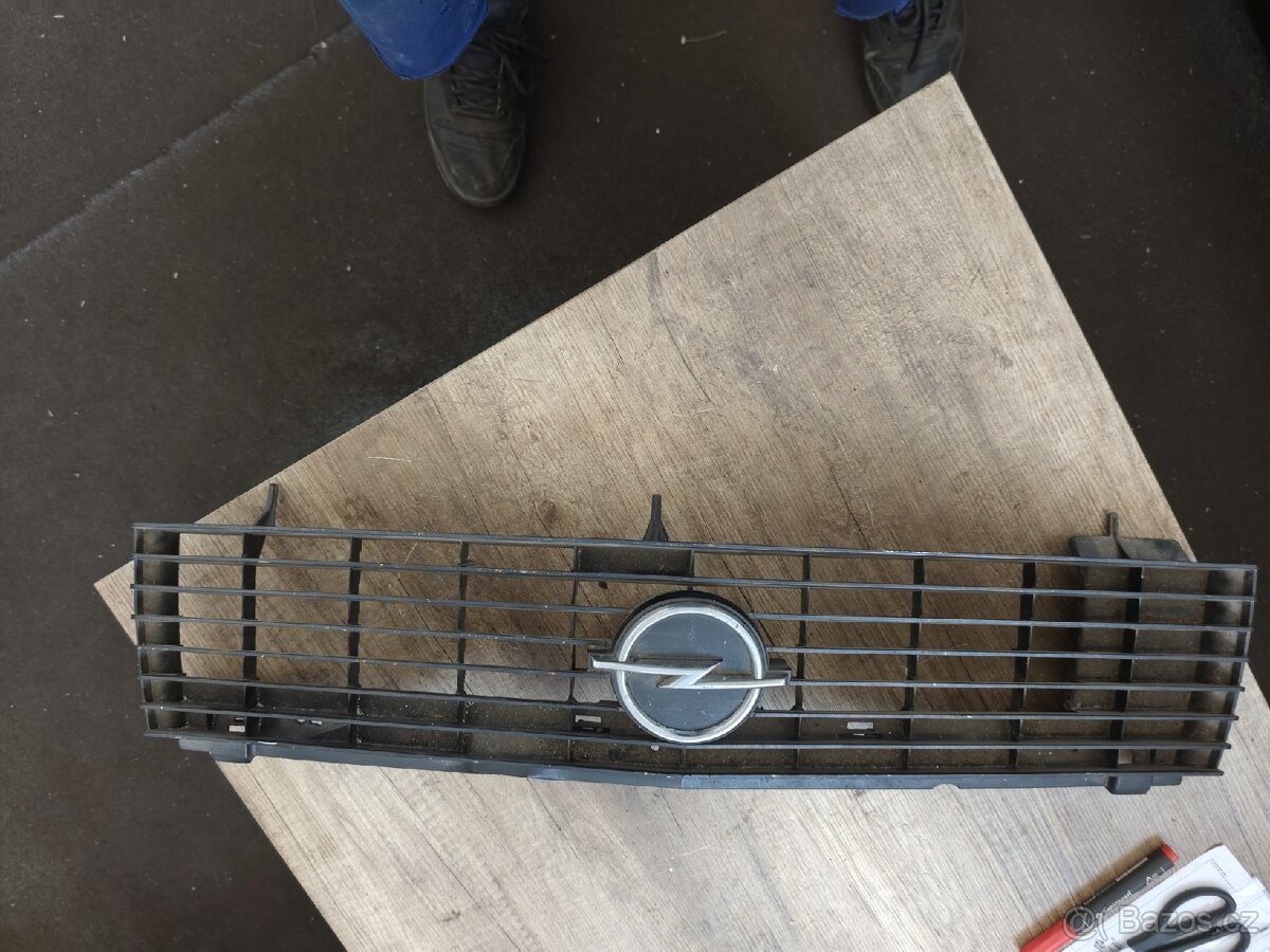 Maska, mřižka, gril na Opel Rekord E1, zánovní - 4