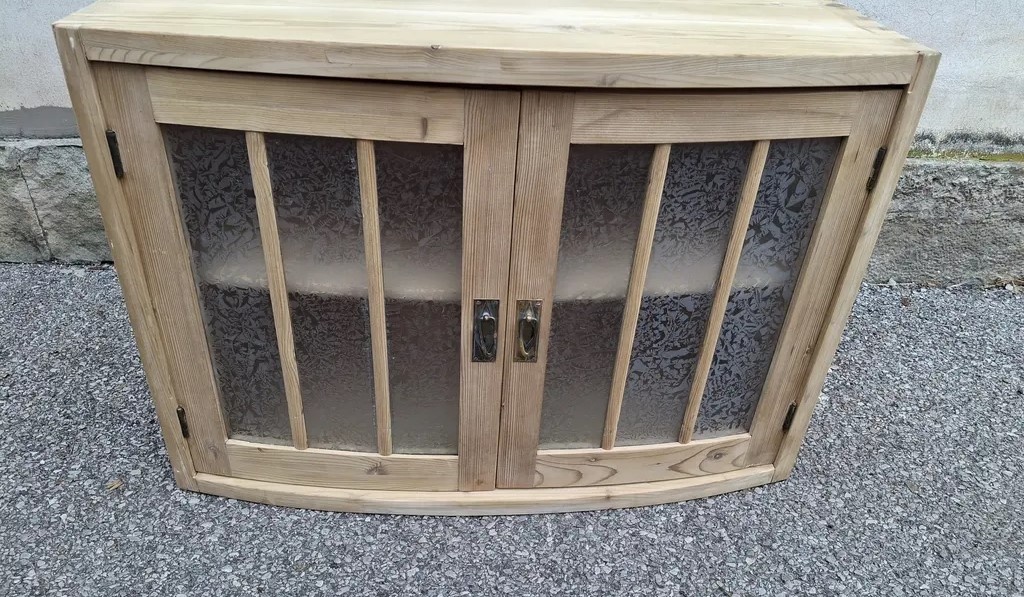 SKŘÍNKA NA ZEĎ PO RENOVACI - 4