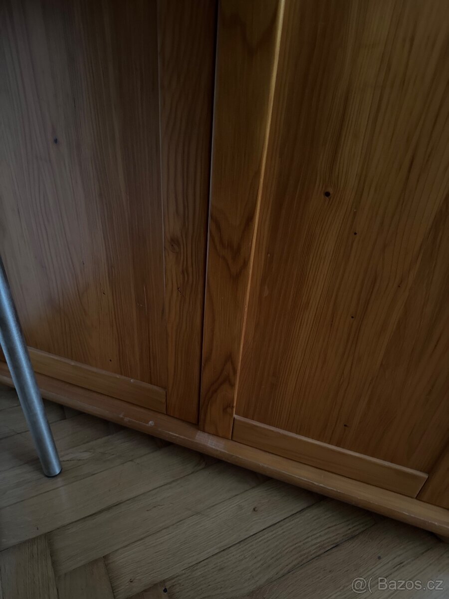 Kvalitní dřevěná skříň - 4