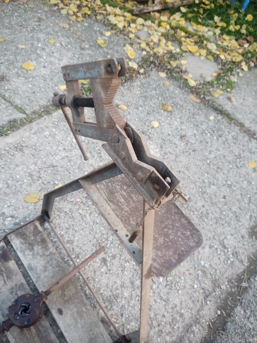 Svěrák Pionýr a závitník - 4