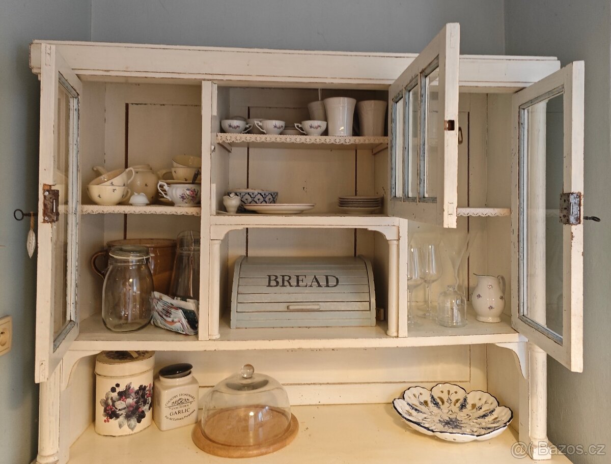 Starožitná kredenc - 4