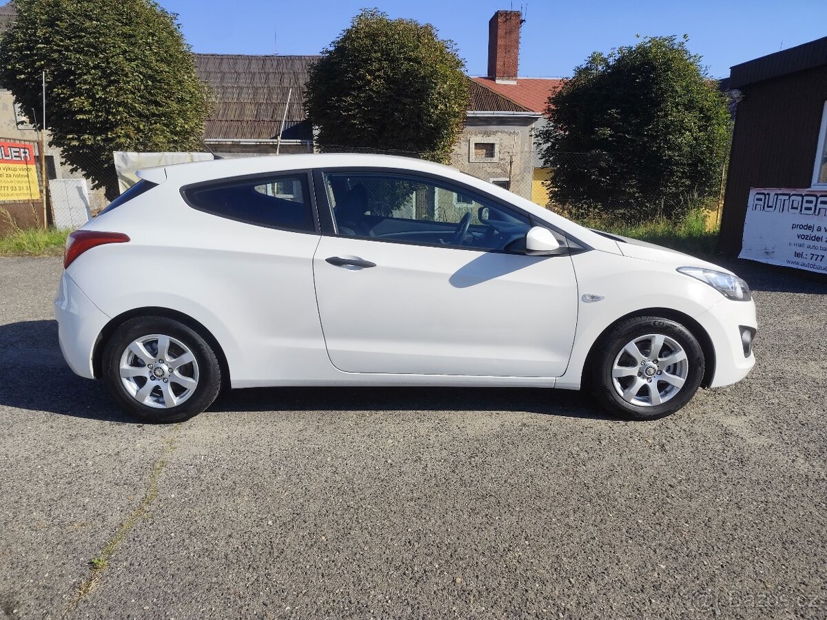 Hyundai i30 Cupe.1.4,16V,73kw.R.V.9/2014.STK Nová.Km 124 300 - 4