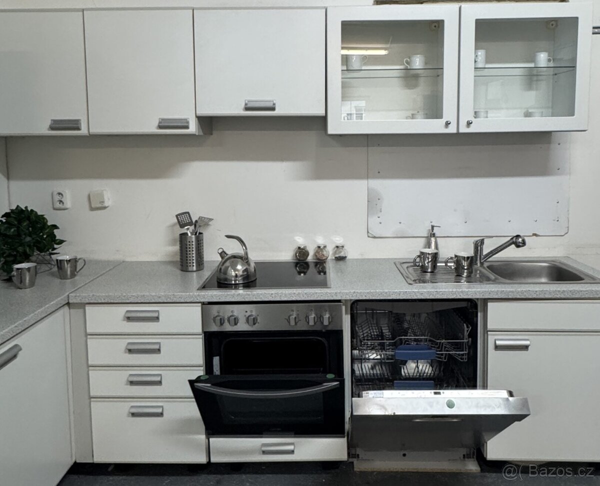 Světlá praktická kuchyně RADANA - 4