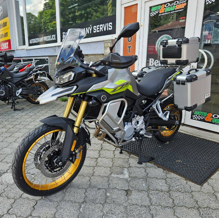 Voge 900 DSX, brzdy Brembo, Kontrola trakce, quickshift