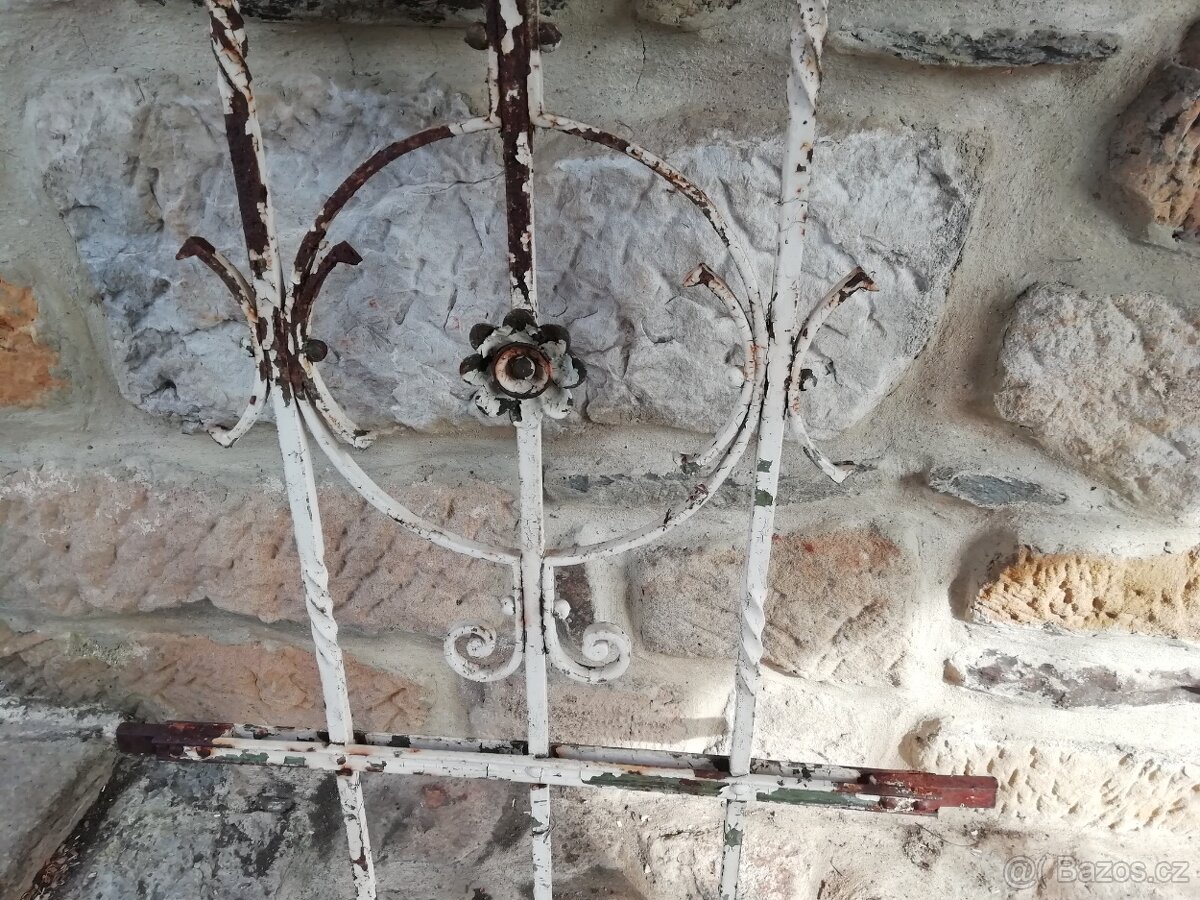 Starožitná kovaná mříž - 4