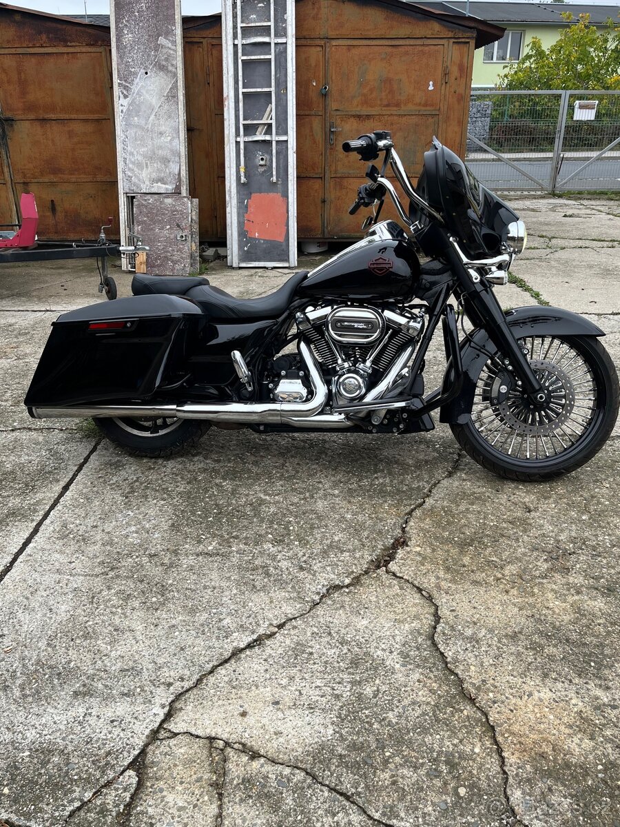 Harley Davidson FLHX Street Glide - 4