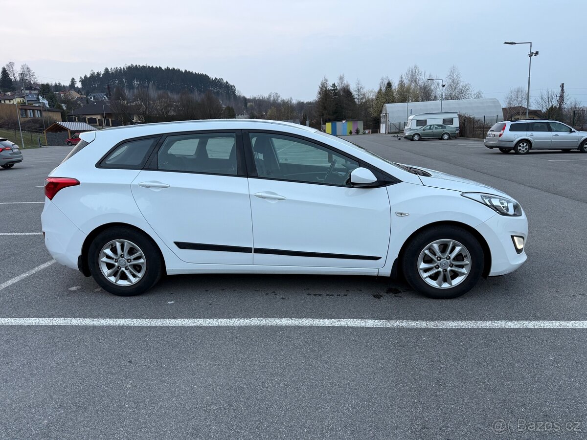 Hyundai i30 kombi 1.6 crdi - nafta, kupován v ČR, super stav - 4