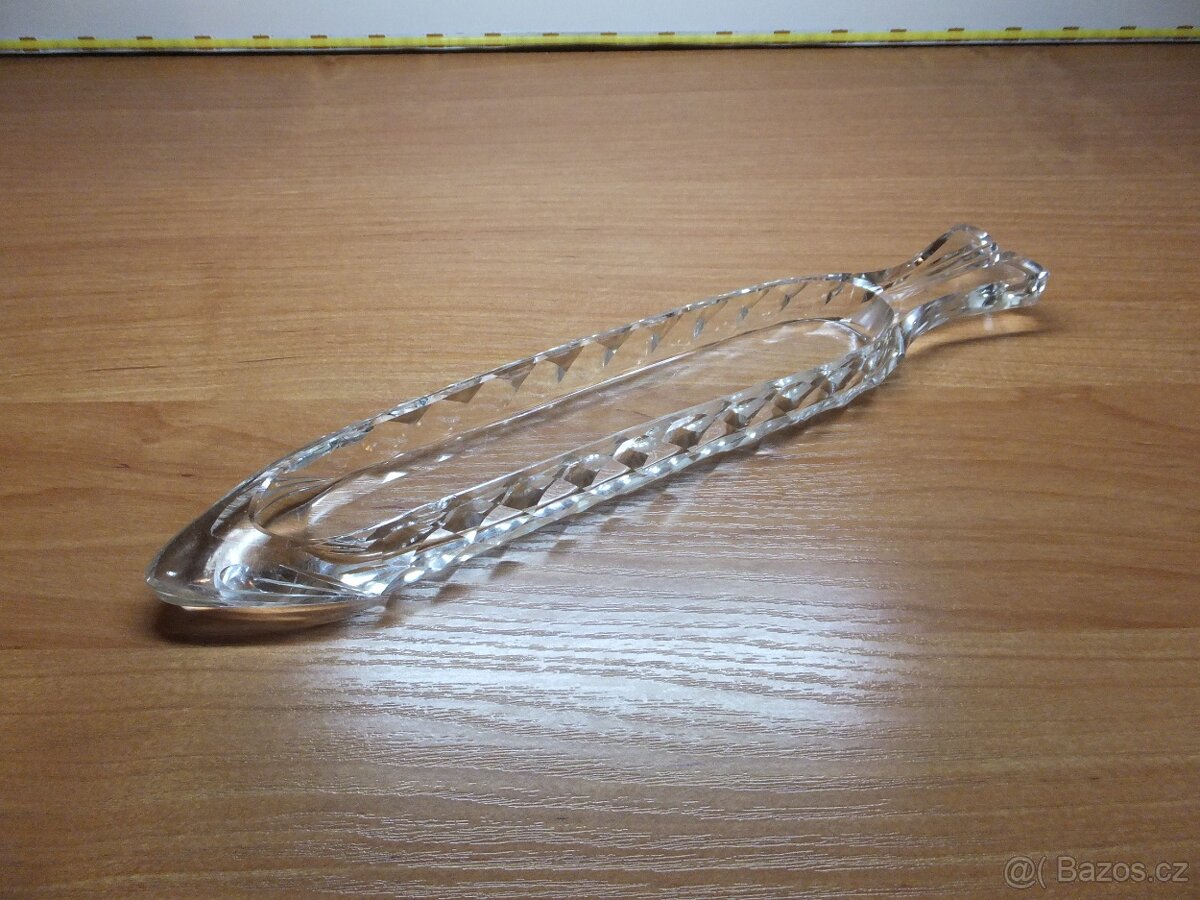 Prvorepubliková broušená miska ve tvaru ryby. - 4