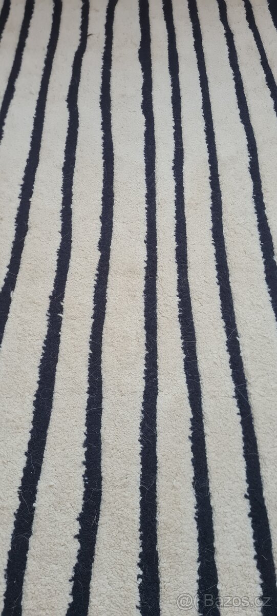 Koberec se vzorem v super stavu - 4