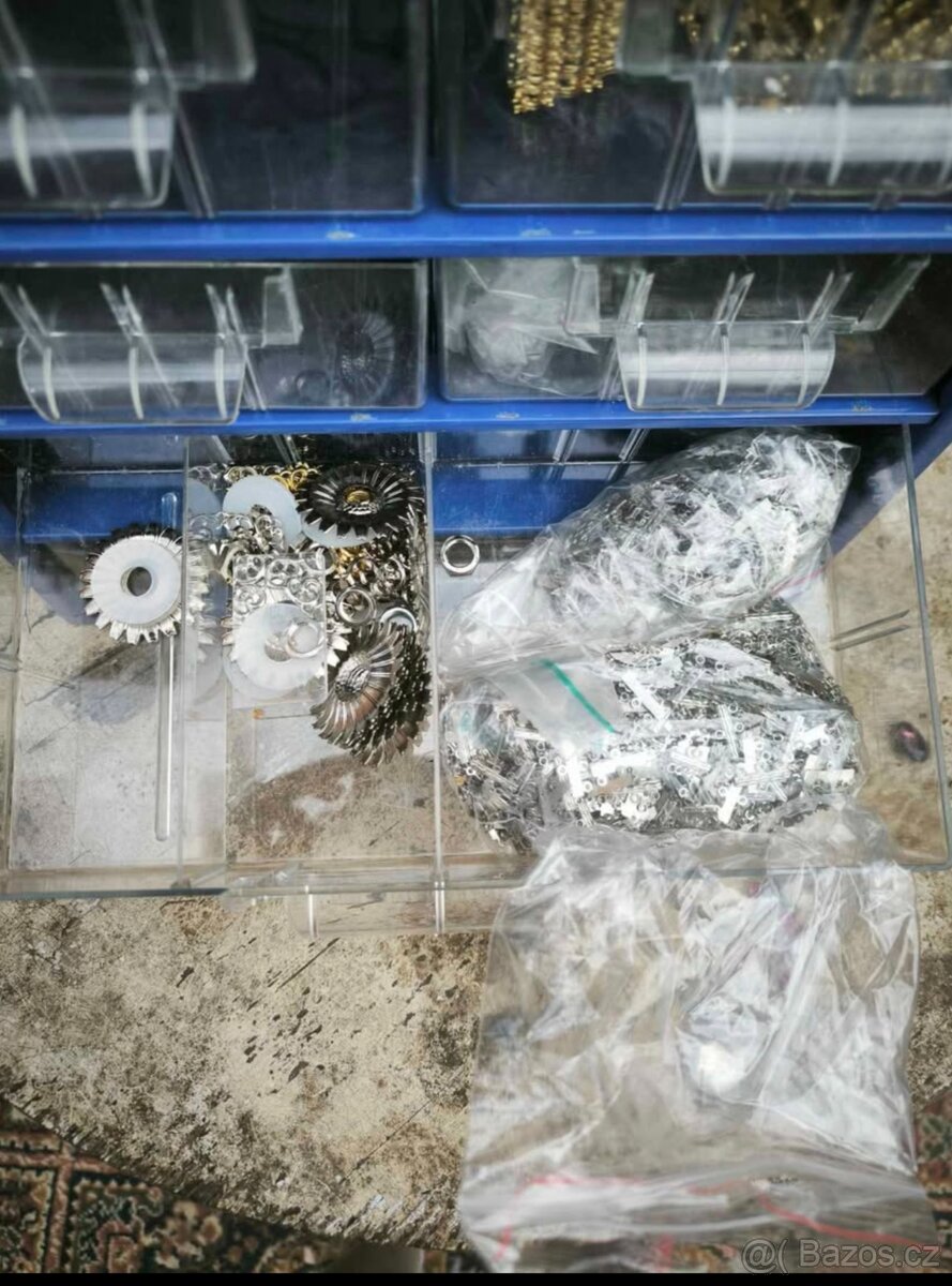 Kovová skříňka s komponenty - 4