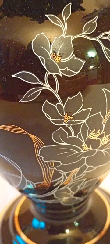 Černá váza s malovanými květy a vlněným okrajem - 4