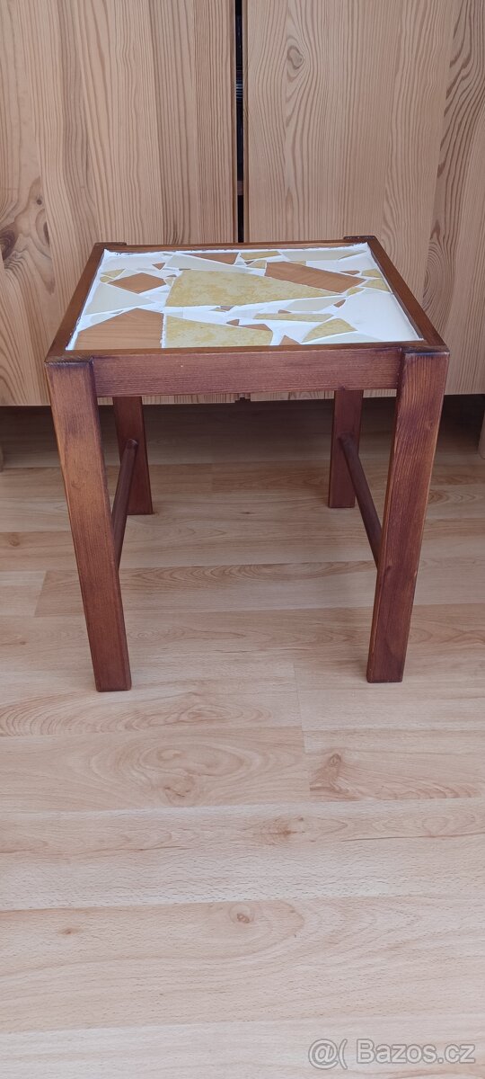 Odkládací dřevěný ručně zdobený stolek - 4