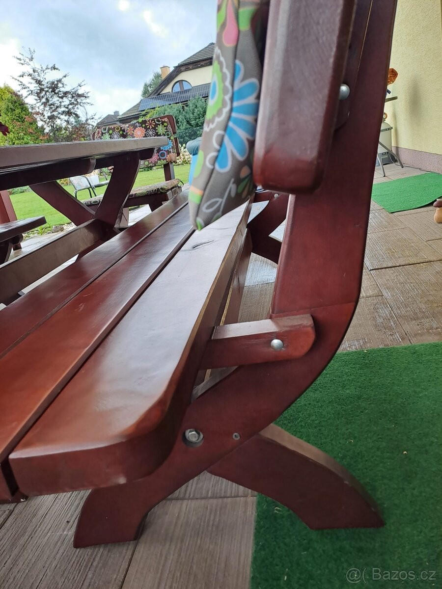 Dřevěné lavice a stůl - 4