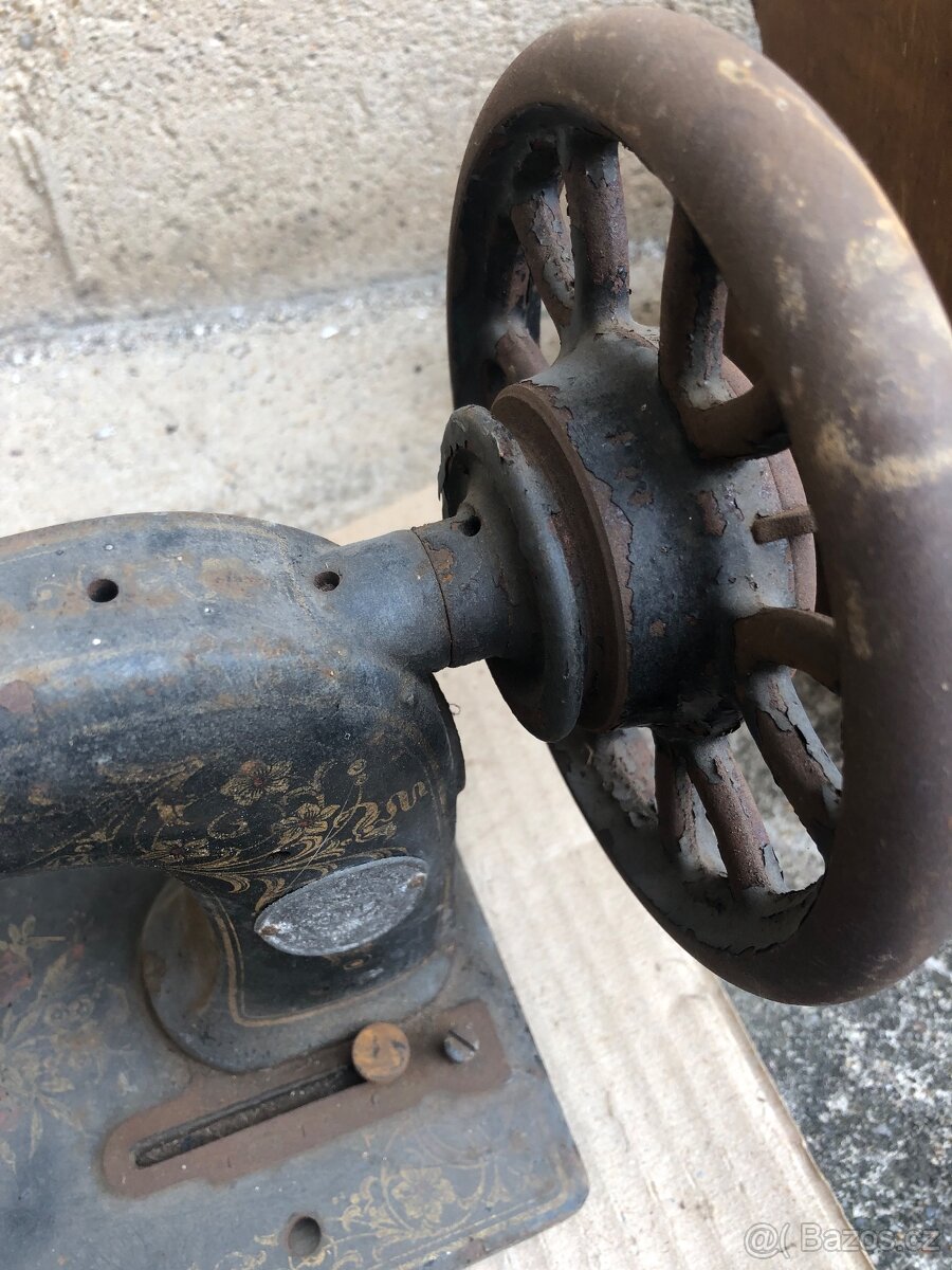 Starý šicí stroj - 4