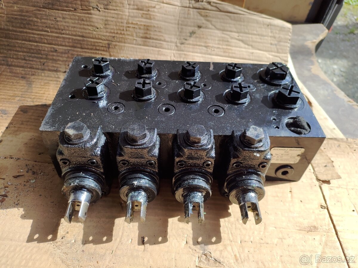 Hydraulický rozvaděč MB Unimog - 4