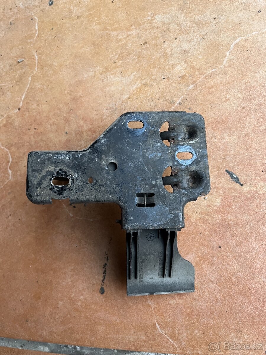 VW T5 tlumiče zadní vrata, zámek přední kapoty - 4