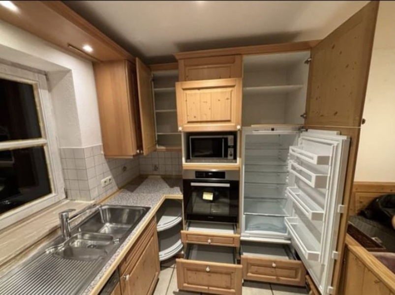 Kuchyně z masivu se spotřebiči a jídelním koutem,5717 - 4