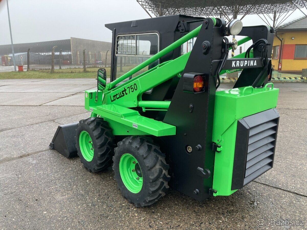 Locust 750, smykový nakladač - 4