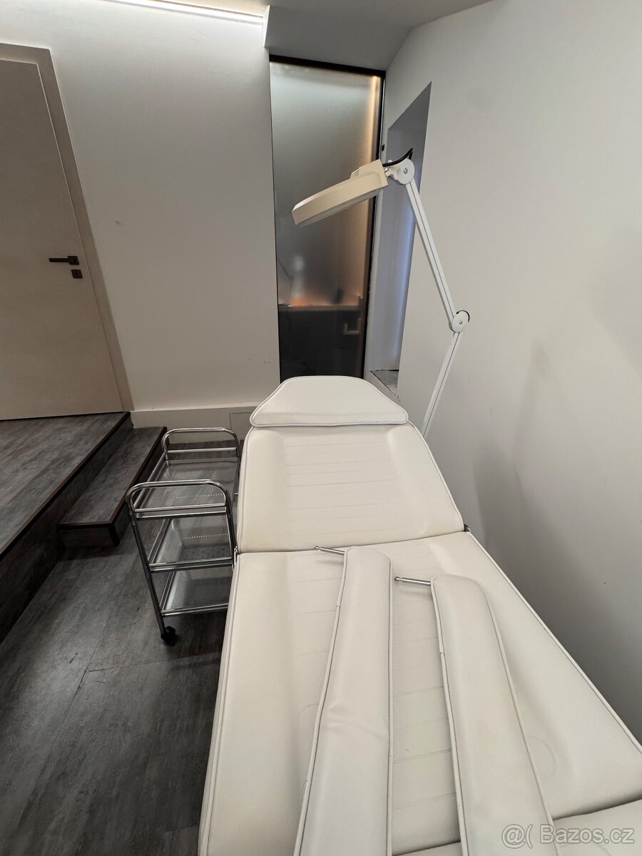 Kosmetické lehátko + židle, pojízdný stolek a lampa - 4