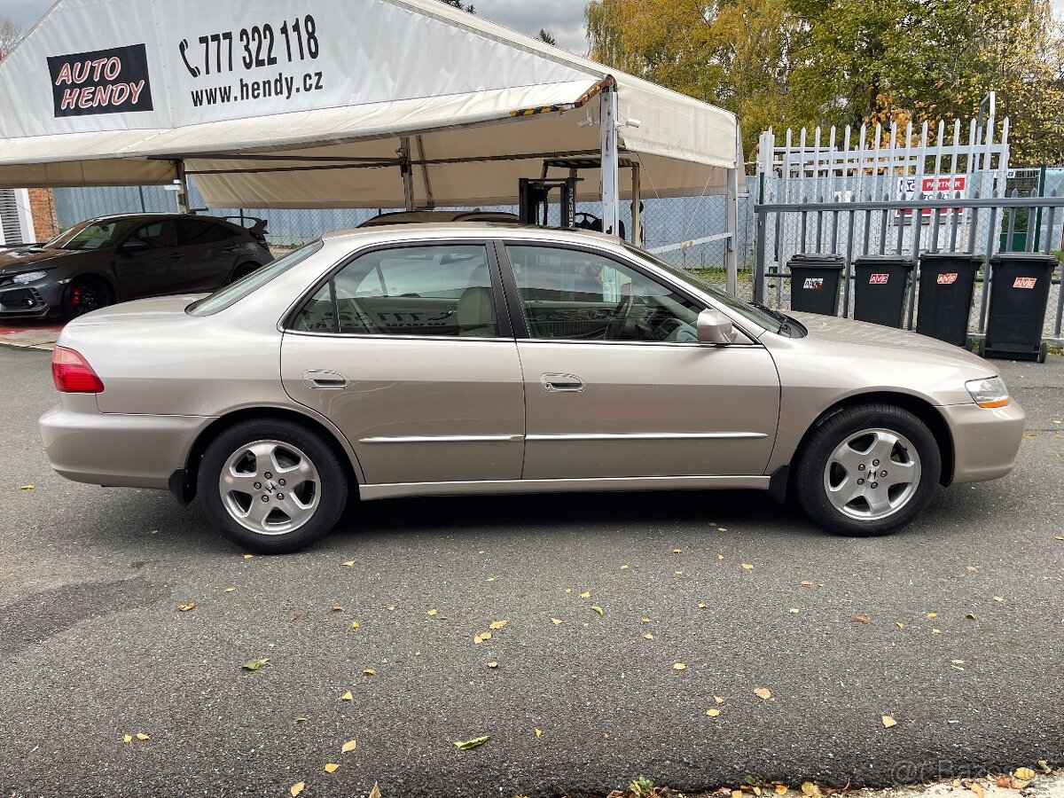 Prodám Honda Accord 3,0 V6 AT klima - 4