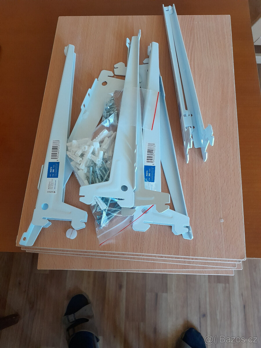 Nástěnný regál - 4