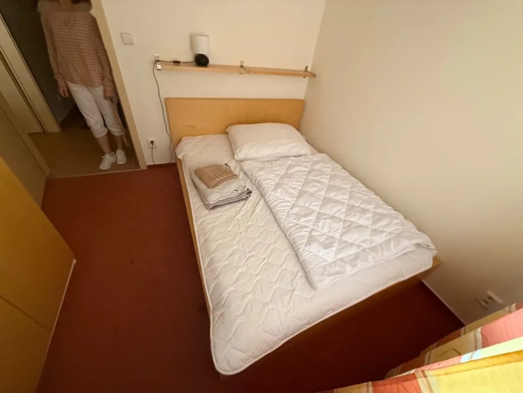 Postel IKEA MALM s lamelovým roštem a matrací - 4