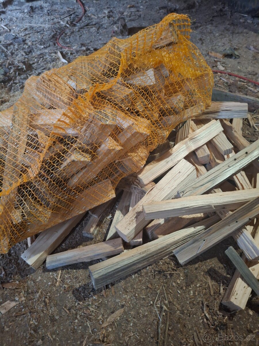 Suché SMRKOVÉ třísky – 15kg pytel, délka 20–50 cm - 4