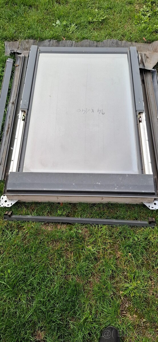 Velux Střešní okno Plastové okno - 4