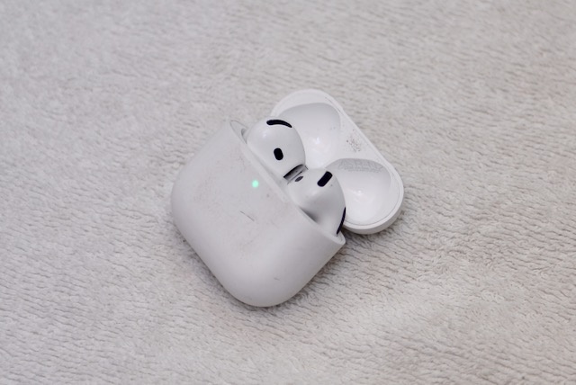Apple AirPods (4. gen.) s nabíjecím pouzdrem – v záruce - 4