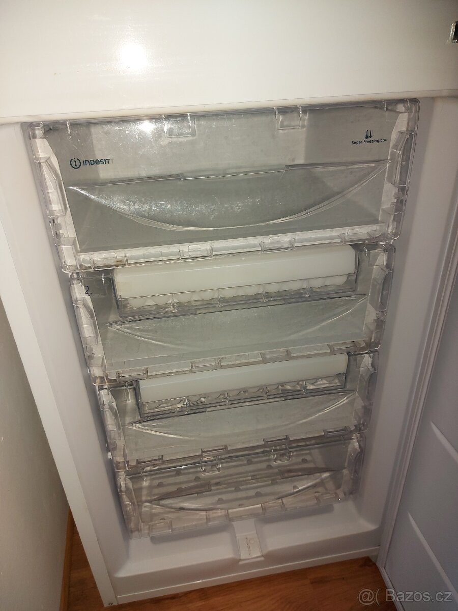 Prodám lednici s mražákem Indesit - 4