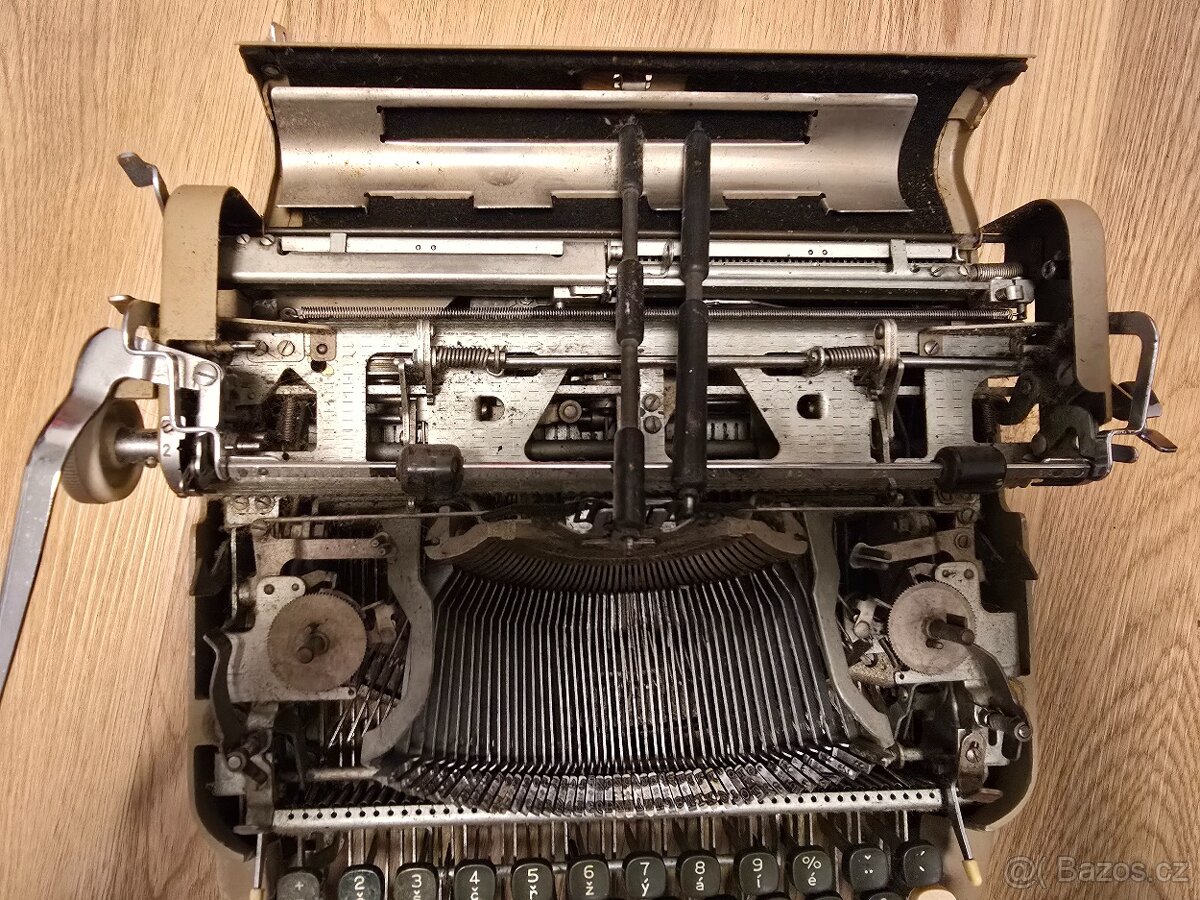 Psací stroj Consul, Made in Czechoslovakia - 4