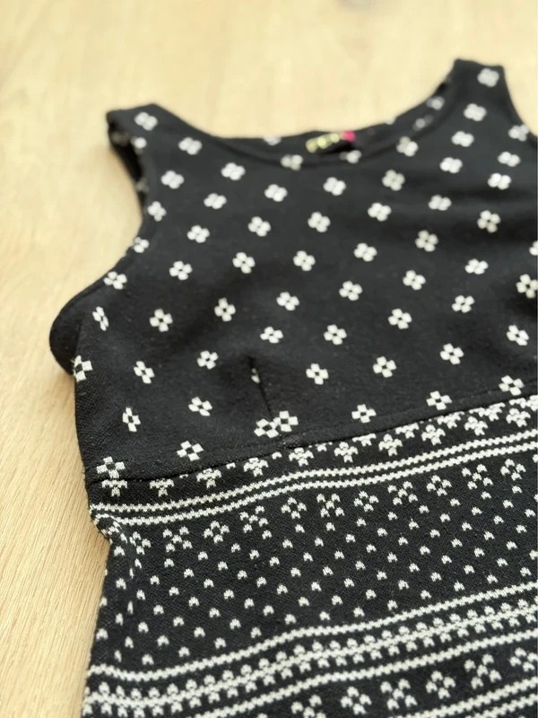 Pohodlné minimalistické šaty - 4