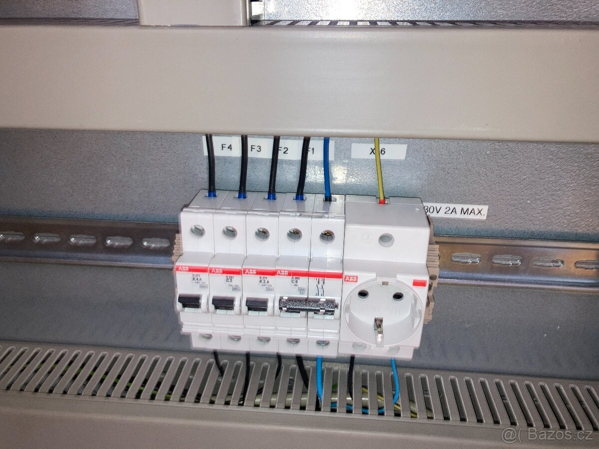 Elektrický rozvaděč RITTAL 76x76x30cm na nožkách - 4