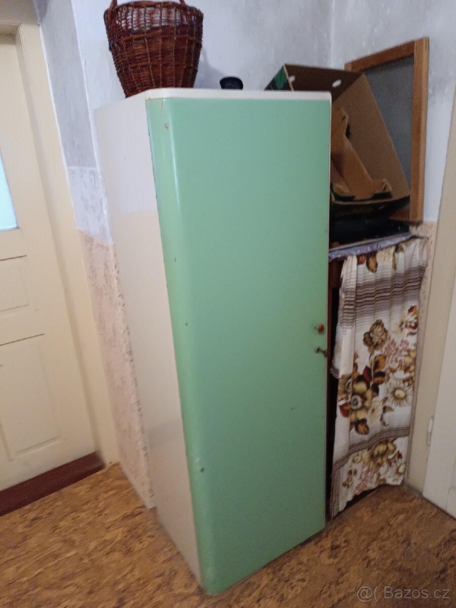 Kredenc,sekretář - 4