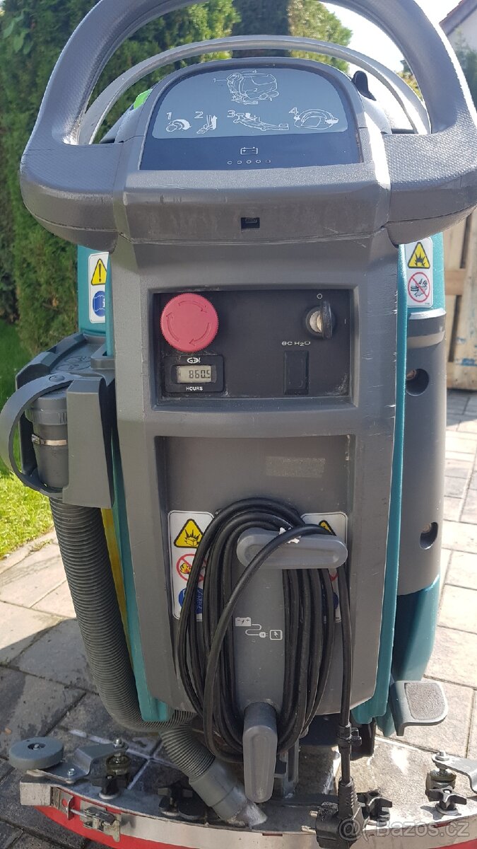 Podlahový mycí stroj TENNANT T300e - 4