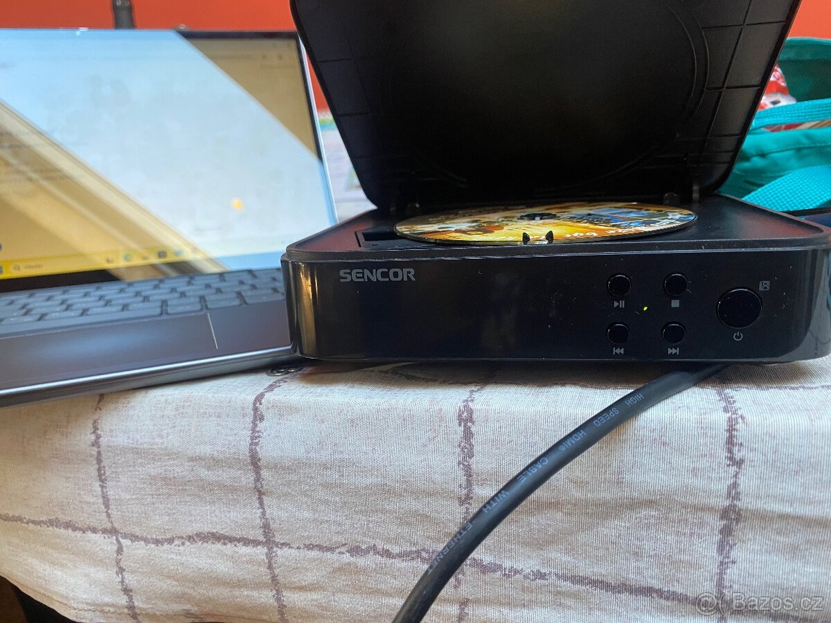 Maličký lehounký 80g a 22cm DVD prehrsvač SENCOR - 4