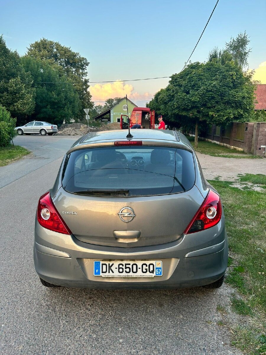 Opel Corsa 1,4 rok 2014 - 4