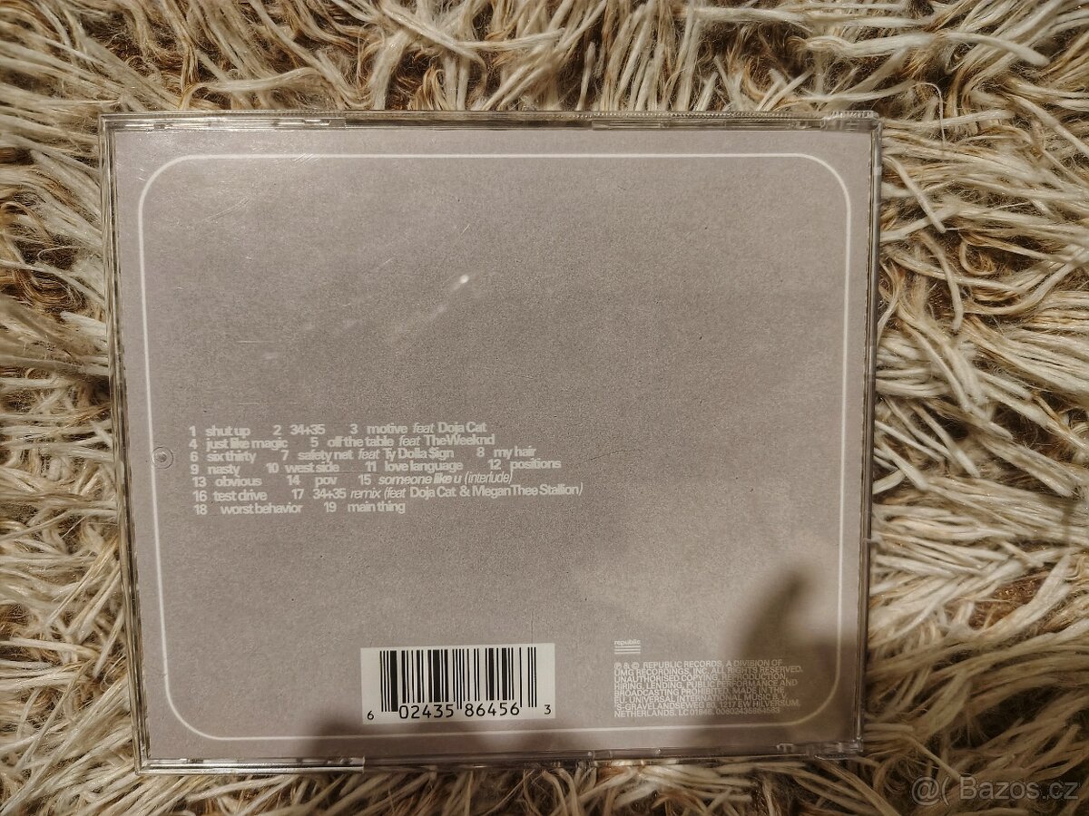 CD Ariany Grande s autogramem - 4