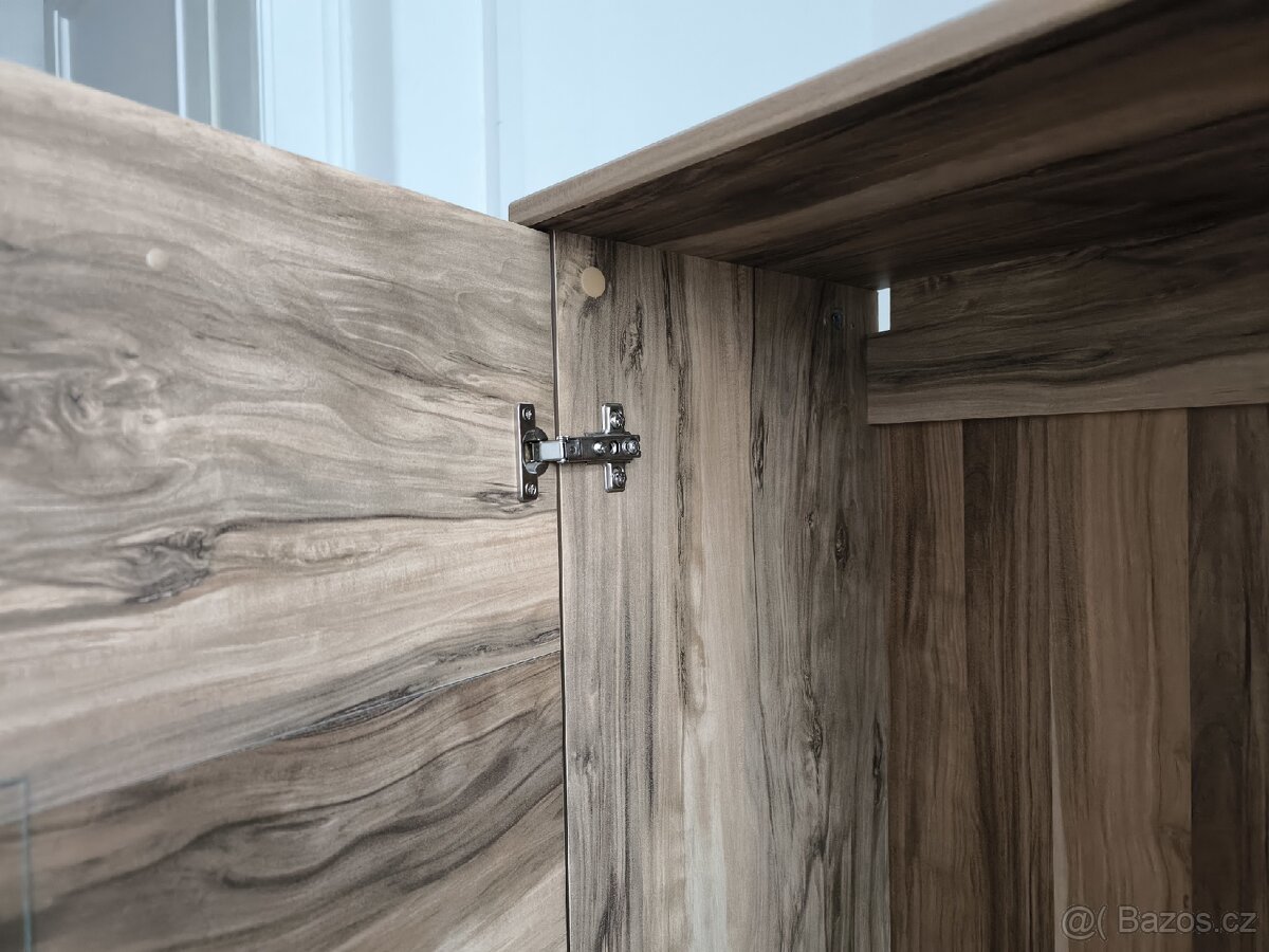 Skleněná vitrína s LED světly - 4