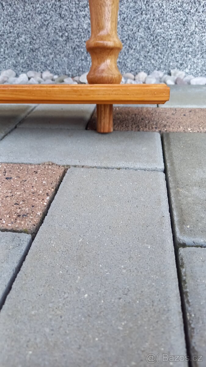 Dřevěná policová stěna ke schodišti - 4