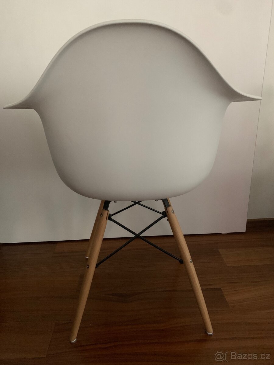 Bílá židle - 4