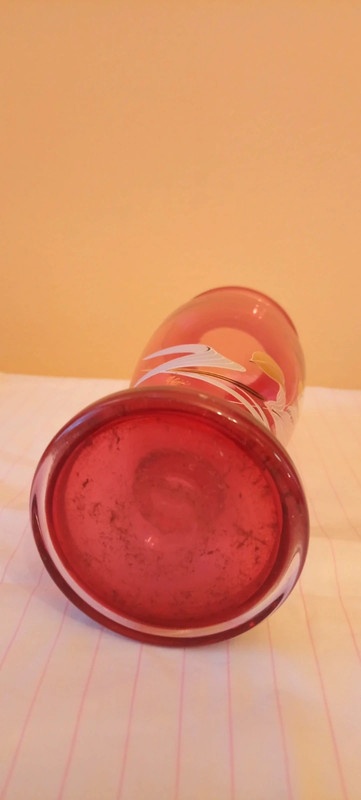 Červená váza s malovanými květy - 4