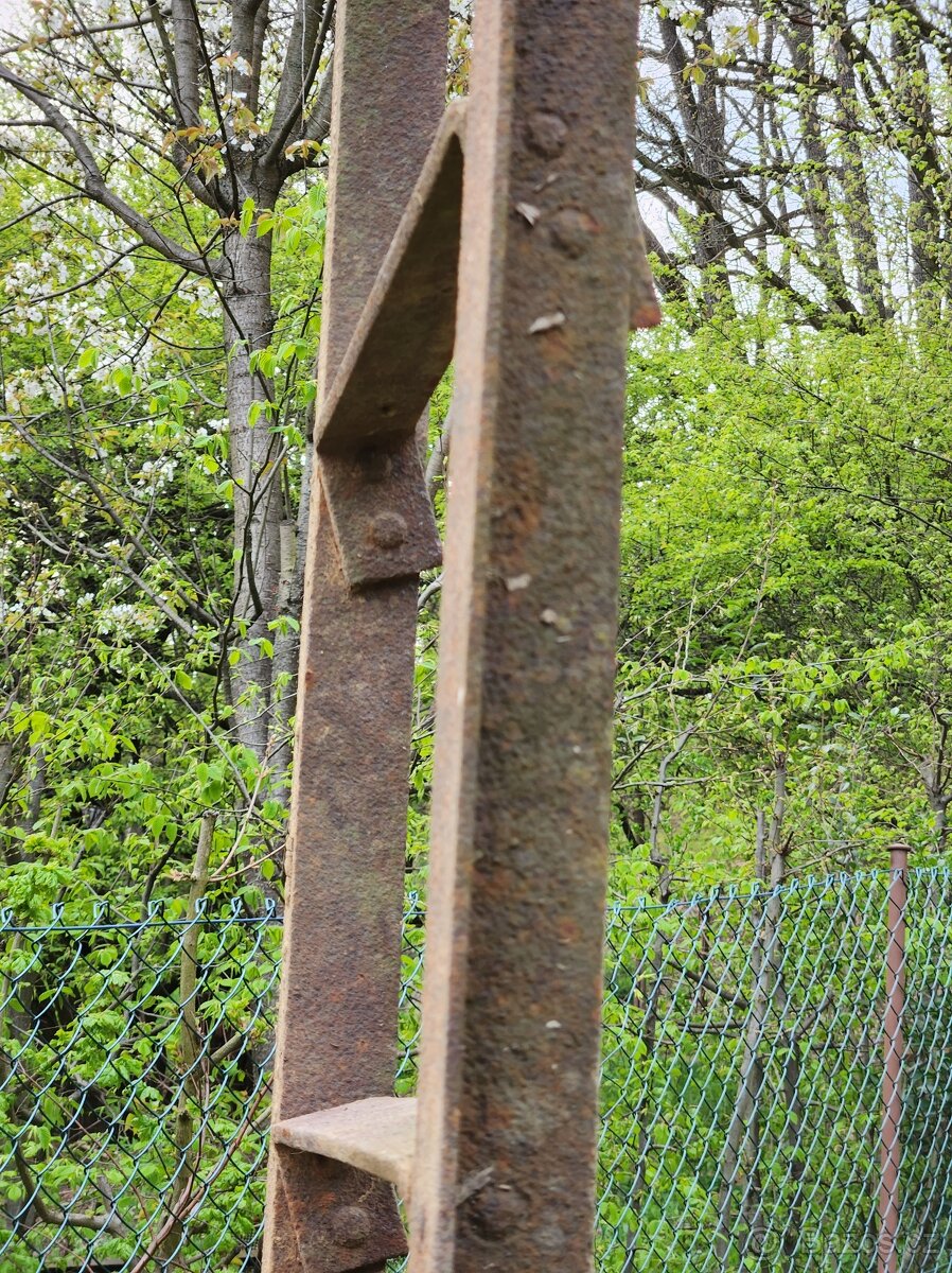 železný žebřík se skloněnými stupňi - 4