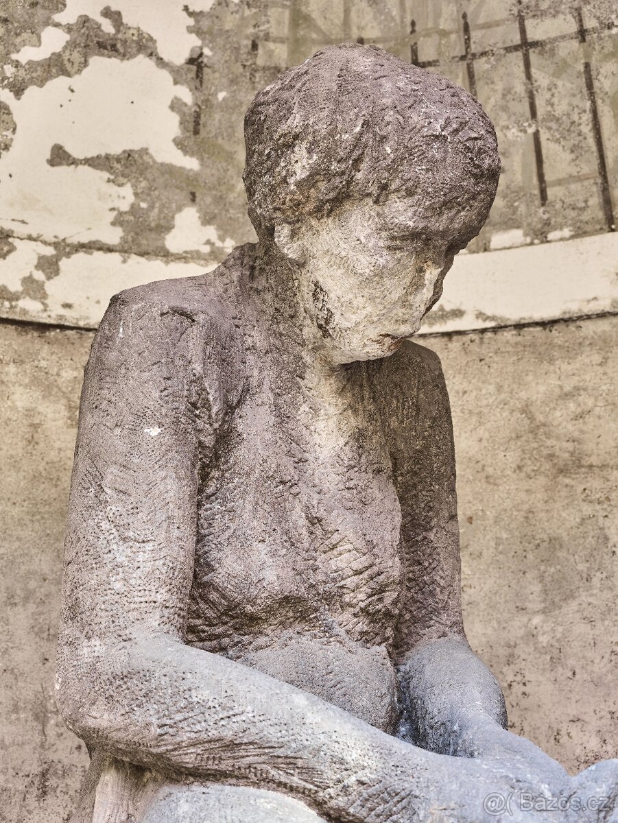 Obří pískovcové sousoší „Matka s dítětem” z období první rep - 4