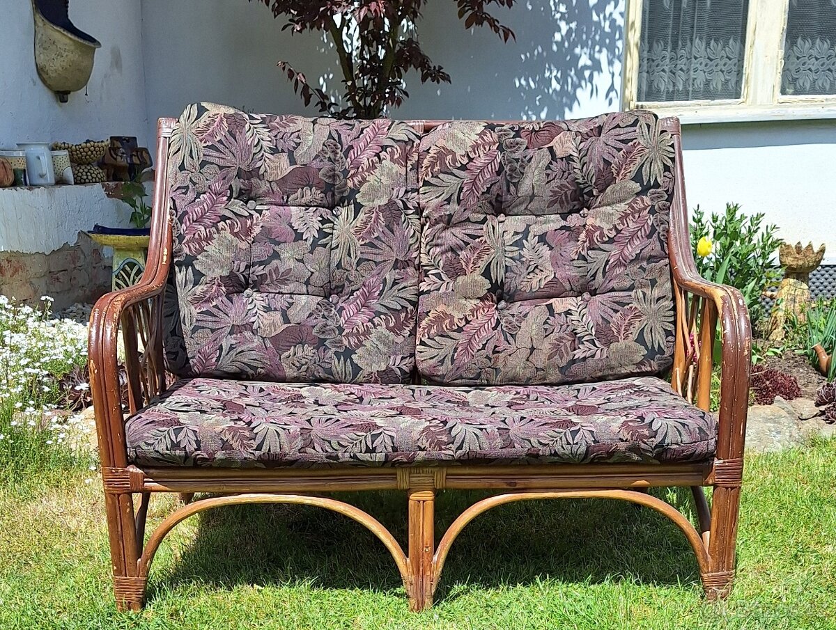 Prodám jídelní stůl, rohová lavice, ratanové dvojkřeslo - 4