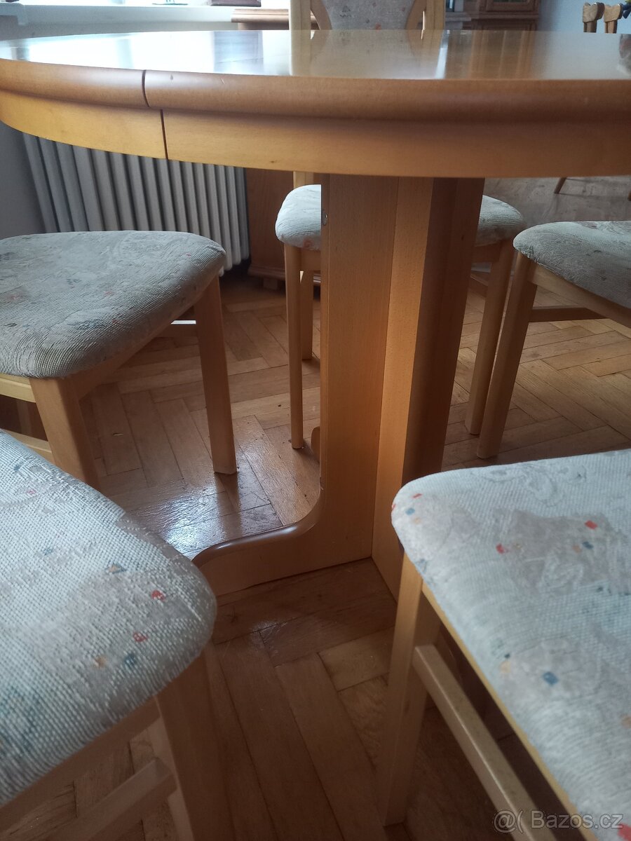 Jídelní stůl a pět židlí v hezkém stavu - 4