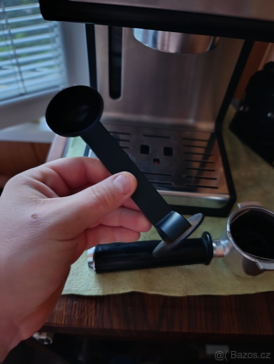 Kávovar DeLonghi 15bar, páka, nádoba na kávu - 4