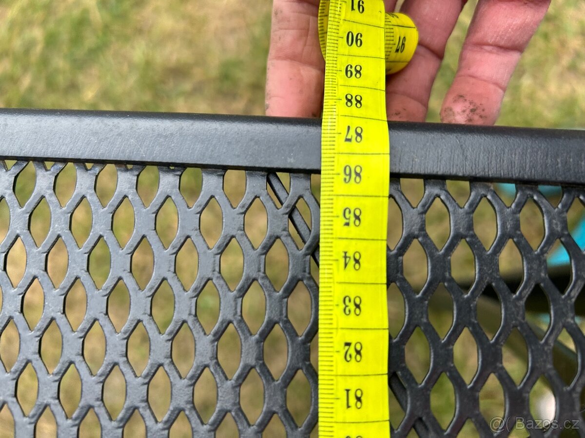 Kovový zahradní stůl - 4