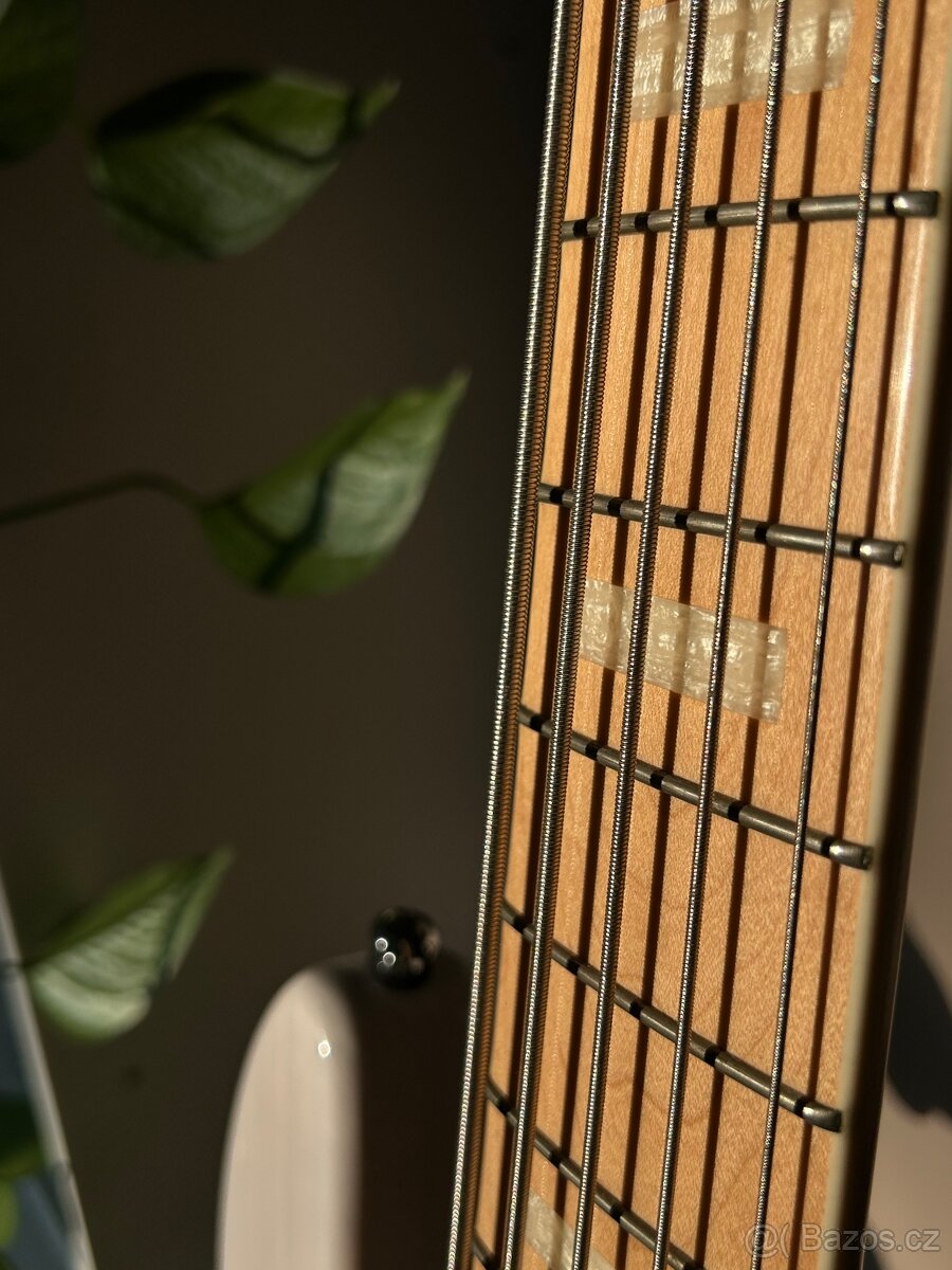 Baskytara Marcus Miller - 4